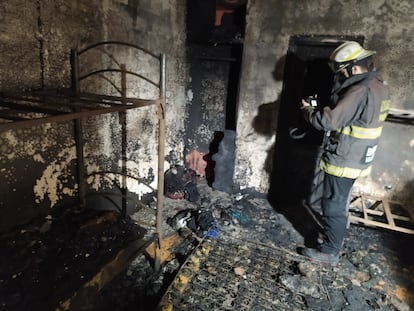 Estado en el que quedaron algunas habitaciones del centro de desintoxicación ilegal de Guayaquil tras el incendio.