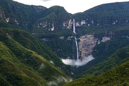 Cuenta la leyenda que una bellísima sirena rubia, con una enorme serpiente como lugarteniente, maldice a todo aquel que se acerque a La Chorrera, que es como los locales llaman la cascada Gocta. Recóndita, escondida en la Amazonia peruana y revelada al mundo en 2006, cuando una expedición dirigida por un alemán descubrió que, con sus 771 metros de caída libre, era la quinta catarata más alta del planeta. Los investigadores la bautizaron con el nombre de Gocta, que es la denominación que recibía en lengua chachapoya.