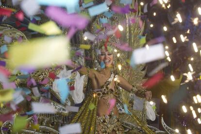 Carmen Gil celebra su elección como reina del carnaval.