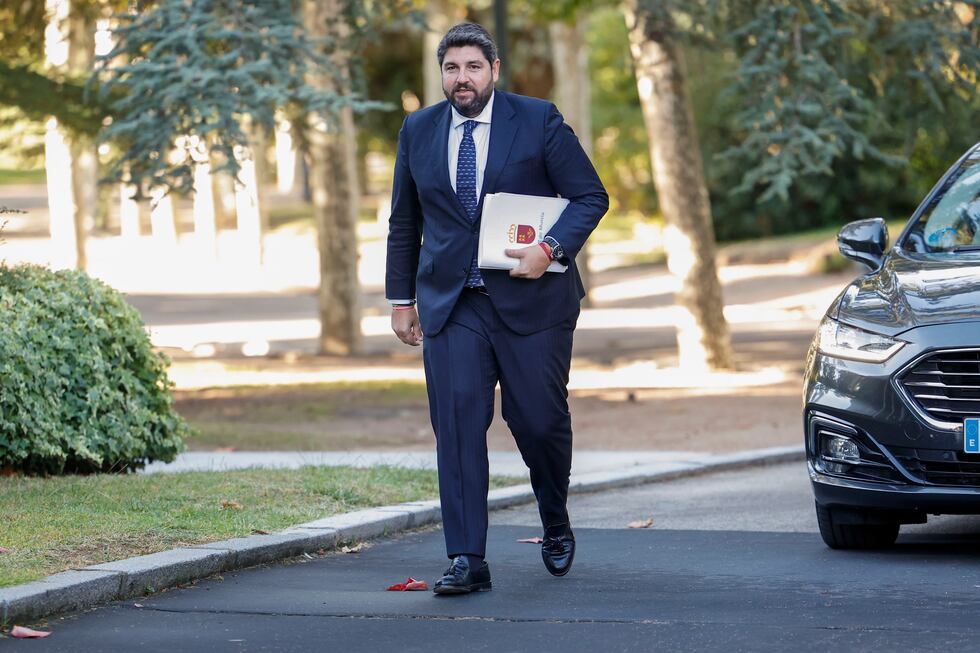 El presidente de la Región de Murcia, Fernando López Miras, a su llegada para reunirse en La Moncloa con el jefe del Gobierno, Pedro Sánchez, este viernes. 