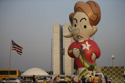 Manifestantes exhiben un muñeco gigante que representa a la presidenta de Brasil, Dilma Rousseff, durante una manifestación contra el Gobierno en Brasilia (Brasil).