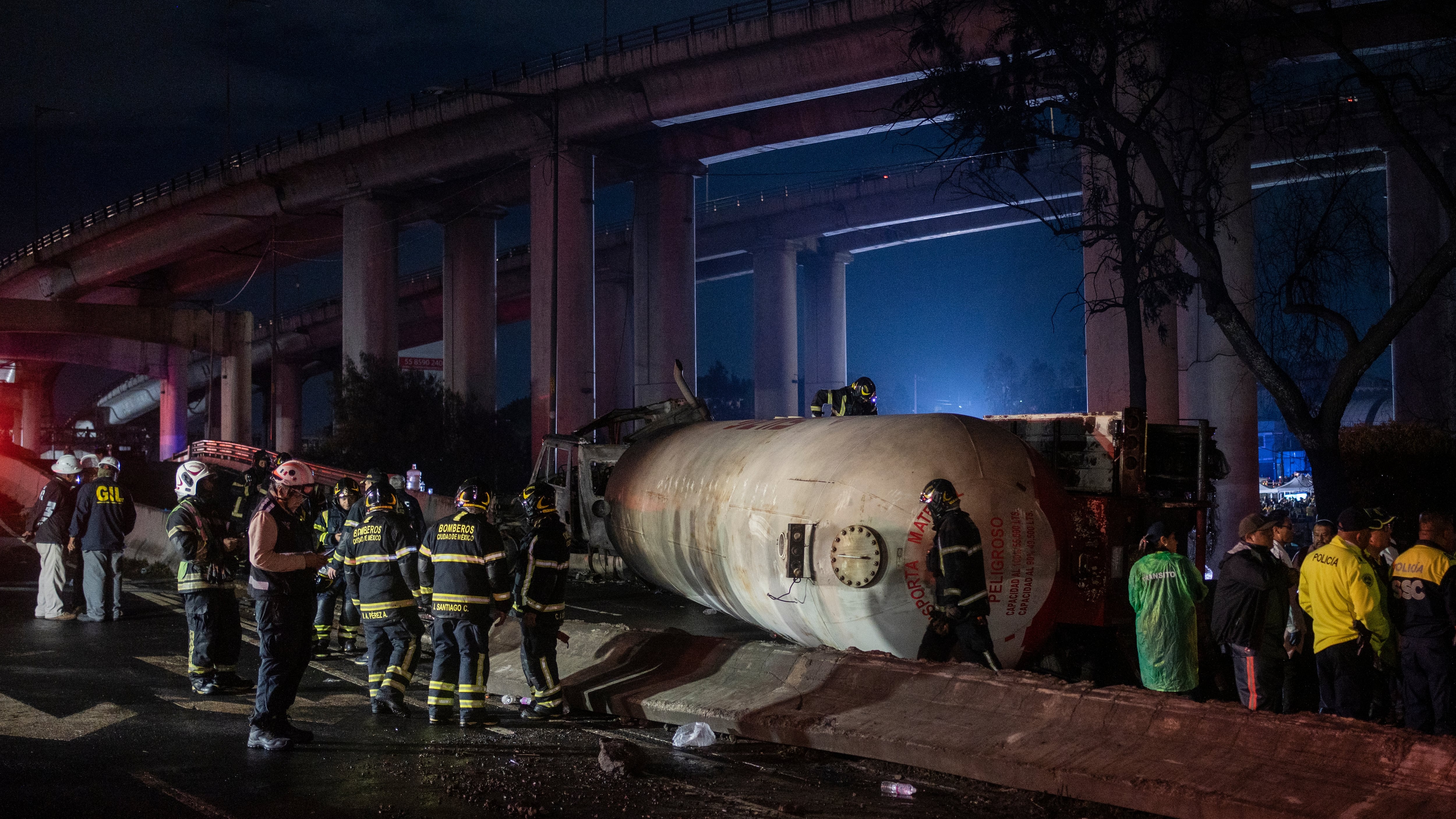 Autoridades resguardan la pipa de gas volcada en Iztapalapa.