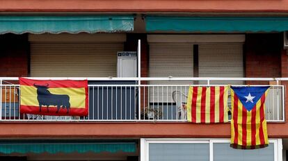 Banderas espa&ntilde;olas, senyeras y esteladas en los balcones de Barcelona.