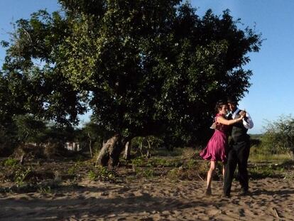 Una pareja bailando en Mozambique, en un fotograma del documental 'África Tango'.