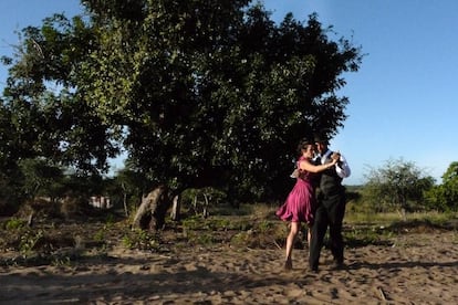 Una pareja bailando en Mozambique, en un fotograma del documental 'África Tango'.