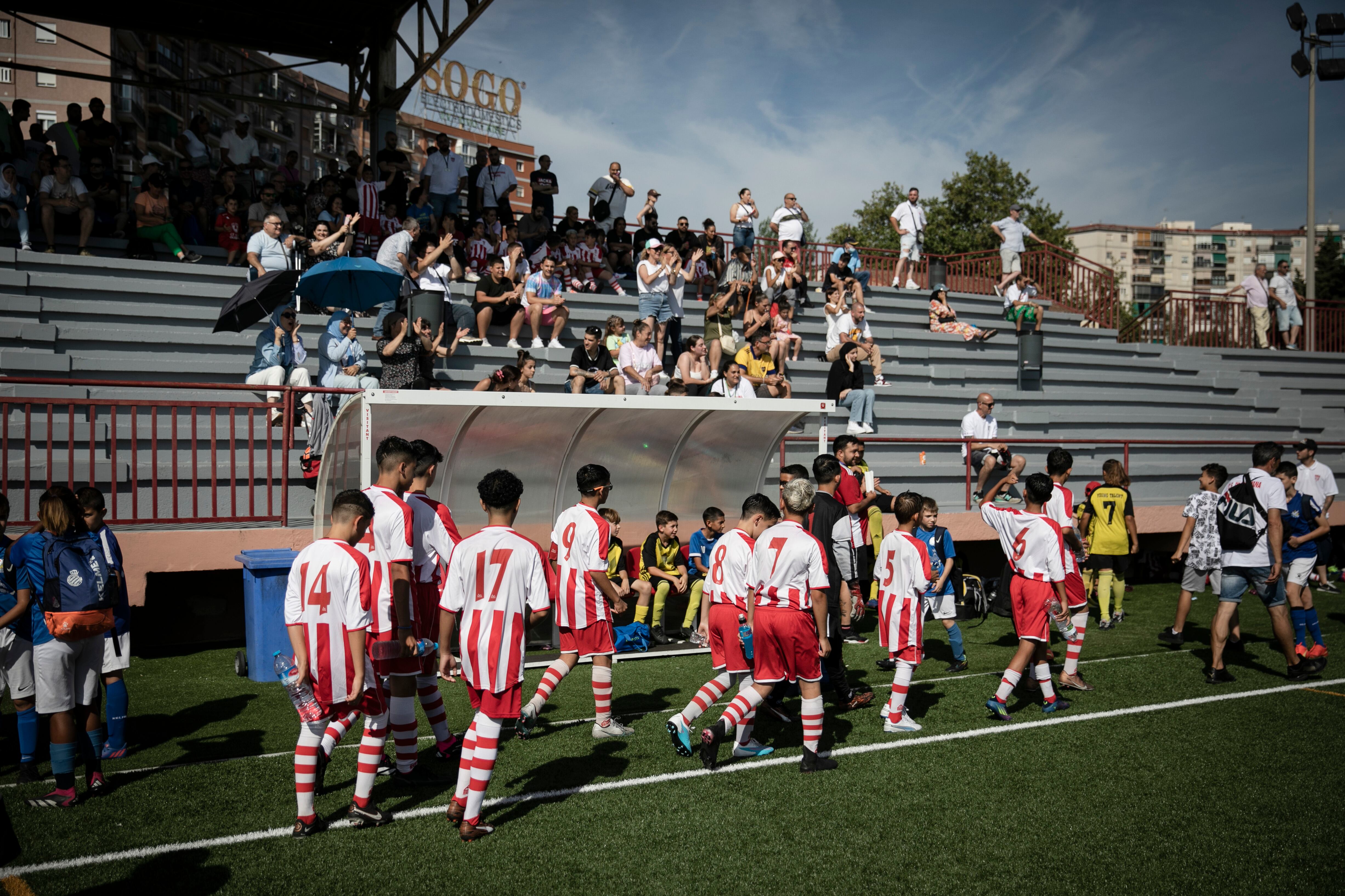 Uno de los equipos del CF Tramontana sale del campo después de ganar un partido. 