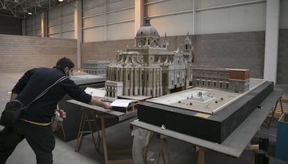 Maqueta de la Catedral de la Almudena, en una nave de Coslada.