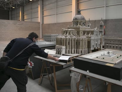 Maqueta de la Catedral de la Almudena, en una nave de Coslada.