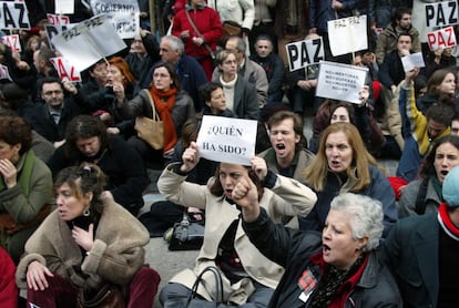 Protestas frente a la sede del PP en Madrid que exigían claridad sobre las investigaciones de los autores de los atentados.