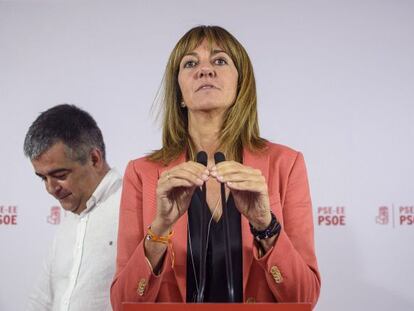 La candidata del PSE-EE a lehendakari, Idoia Mendia (d), durante su comparecencia esta noche en Bilbao para valorar los resultados de las eleccciones vascas celebradas hoy.