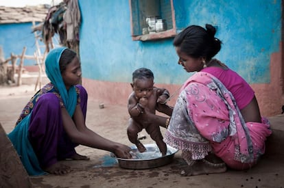 Una mujer baña a su hijo en Bhilkhera Dang, un árido pueblo en el estado de Rajasthan. Allí viven los Saharia, una comunidad tribal formada por unas 80.000 personas que sufren la pobreza, problemas en la salud materna y malnutrición.