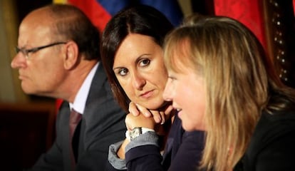 El Presidente de la AVL, Ramon Ferrer, la consejera Mar&iacute;a Jos&eacute; Catal&agrave; y la diputada Mar&iacute;a Jes&uacute;s Puchalt.