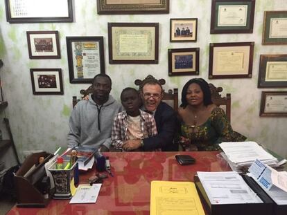 Alí Ouattara junto a su hijo Adou, su esposa Lucille y el abogado de la familia, Juan Isidro Fernández, este martes en Sevilla.