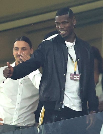 El jugador francés Paul Pogba, al fondo, Zlatan Ibrahimovic.