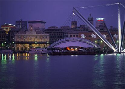 El puerto antiguo de Génova, con la estructura proyectada por el arquitecto Renzo Piano, y, al fondo, la gran torre cuadrada del teatro Carlo Felice, de Aldo Rossi.