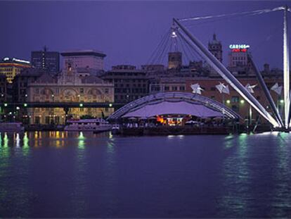 El puerto antiguo de Génova, con la estructura proyectada por el arquitecto Renzo Piano, y, al fondo, la gran torre cuadrada del teatro Carlo Felice, de Aldo Rossi.