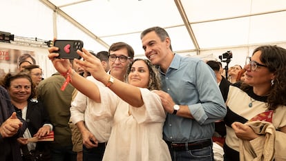 Pedro Sánchez y el primer secretario del PSC, posan para un selfi de una simpatizante socialista el miércoles en la Feria de Abril de Barcelona, en una imagen difundida por el partido.