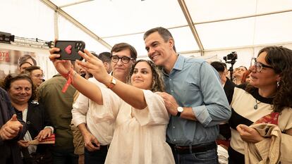 Salvador Illa y Pedro Sánchez se hacen una foto junto a una simpatizante, este miércoles en la Feria de Abril de Barcelona.