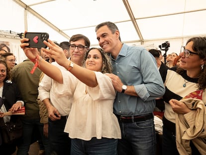 Pedro Sánchez y el primer secretario del PSC, posan para un selfi de una simpatizante socialista el miércoles en la Feria de Abril de Barcelona, en una imagen difundida por el partido.