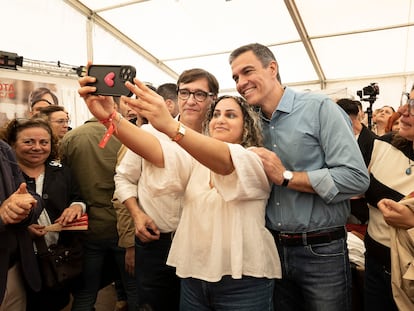 Salvador Illa y Pedro Sánchez se hacen una foto junto a una simpatizante, este miércoles en la Feria de Abril de Barcelona.