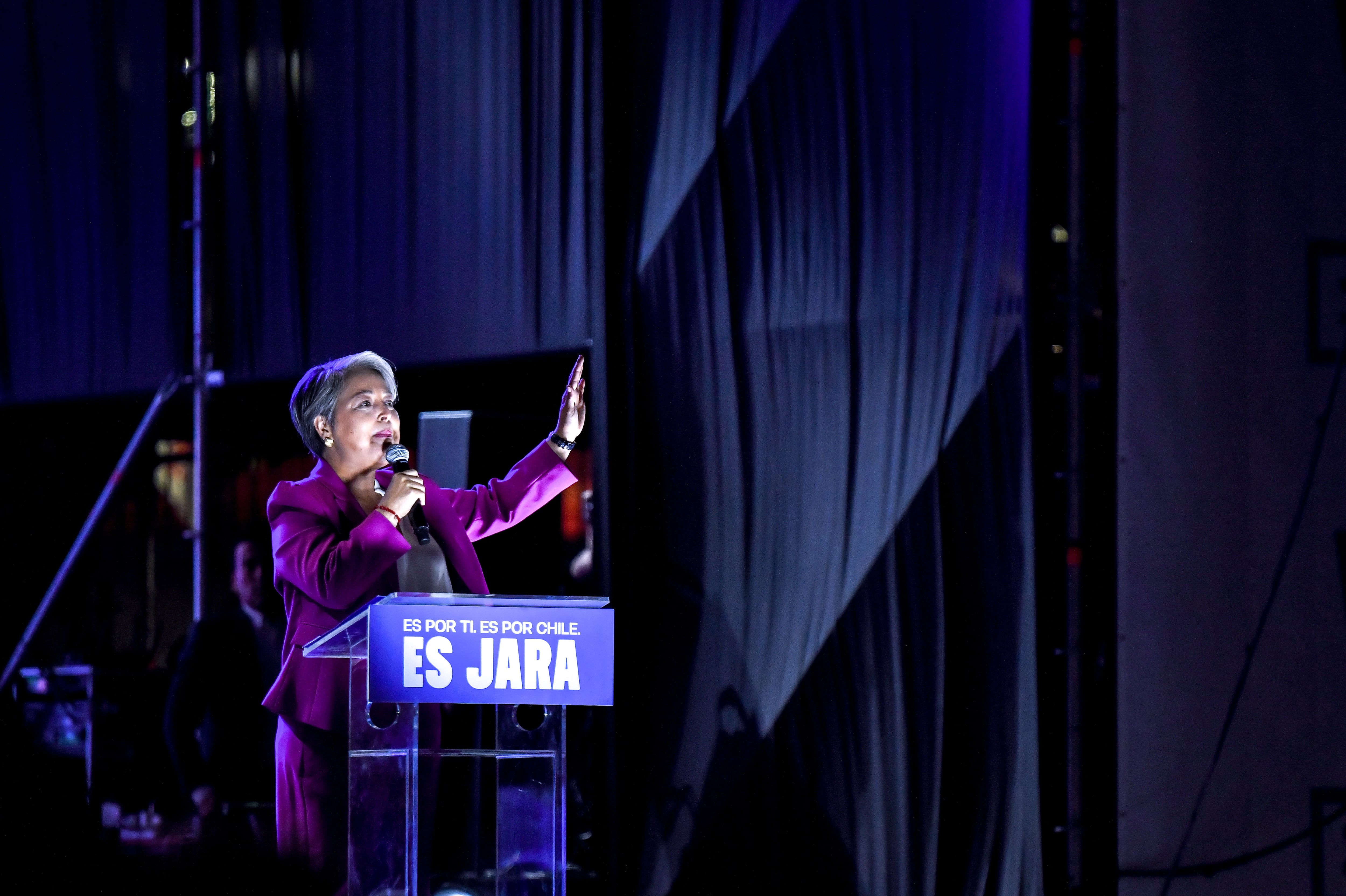Jeannette Jara en su cierre de campaña en la plaza de Maipú, Santiago, el 11 de noviembre.