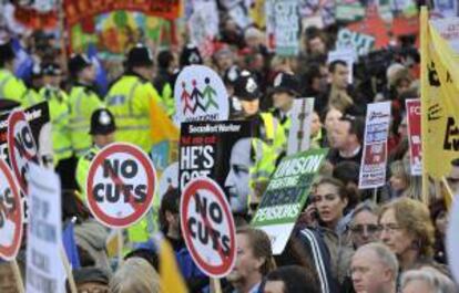 Funcionarios británicos se manifiestan contra las reformas del sistema de pensiones, en Londres, Inglaterra. EFE/Archivo