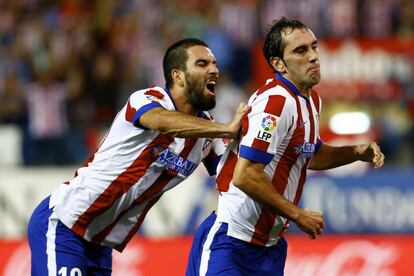 Godin (d) es felicitado por su compa&ntilde;ero Arda tras anotar un gol en el encuentro contra el Celta