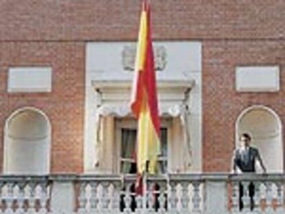 El presidente del Gobierno, José María Aznar, asomado al balcón principal del palacio de la Moncloa.