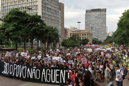 Manifestantes no centro de São Paulo nesta sexta.