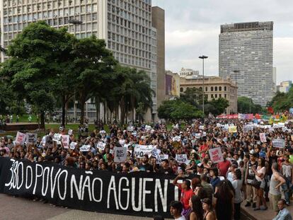 Manifestantes no centro de São Paulo nesta sexta.