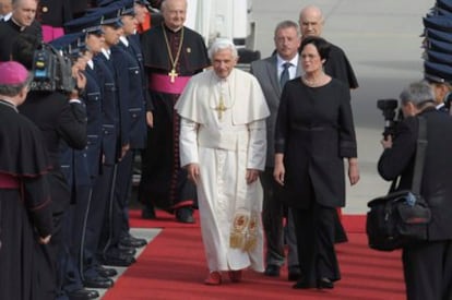 La primera ministra de Turingia, Christine Lieberknecht, da la bienvenida al papa Benedicto XVI a su llegada al aeropuerto de Erfurt (Alemania).