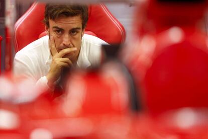 Fernando Alonso, pensativo, en el 'box' de Ferrari.