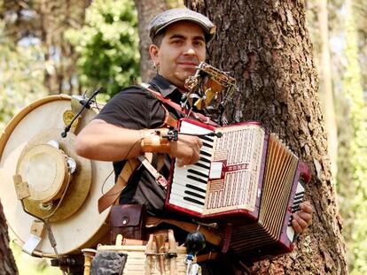 El hombre orquesta César Freiría, el viernes en el jardín del colegio infantil Raiola de Santiago.