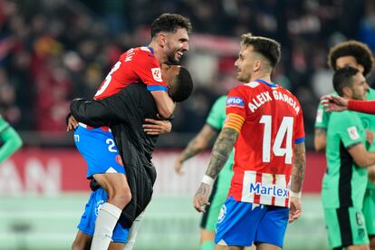 Los jugadores del Girona Iván Martín y Sávio celebran su victoria y el gol del primero a la finalización del encuentro.