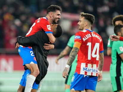 Los jugadores del Girona Iván Martín y Sávio celebran su victoria y el gol del primero a la finalización del encuentro.