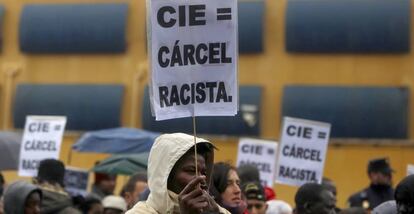 Un grupo de personas protesta delante del CIE de Madrid, en noviembre de 2016.