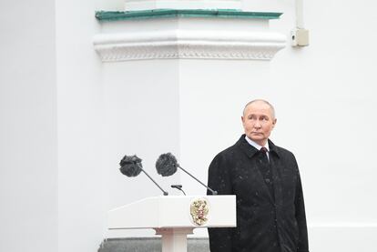 El presidente ruso, Vladímir Putin, participa en el desfile celebrado tras su toma de posesión, este martes en la Plaza de la Catedral del Kremlin.