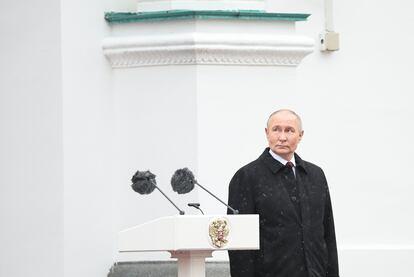 El presidente ruso, Vladímir Putin, participa en el desfile celebrado tras su toma de posesión, este martes en la Plaza de la Catedral del Kremlin. 