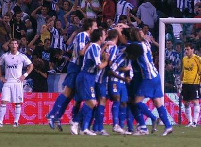 Los deportistas se abrazan tras uno de sus goles ante la consternación de Sergio Ramos (a la izquierda) y Casillas.
