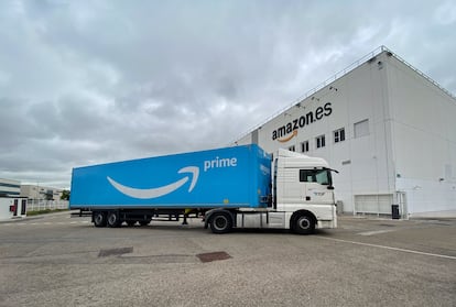 Camión de transporte de Amazon frente a una nave de la compañía en España.