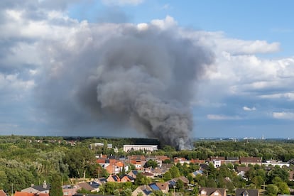 Humo saliendo este miércoles del escenario principal del festival Tomorrowland, en  Boom (Bélgica).