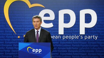 El presidente del PP, Alberto Núñez Feijóo, este jueves durante una rueda de prensa en Bruselas.