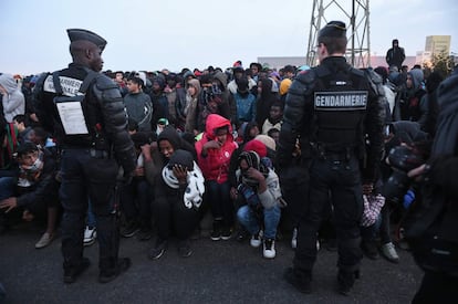 Policía francesa antidisturbios hacen guardia durante la evacuación de migrantes de 'La Jungla' de Calais. 