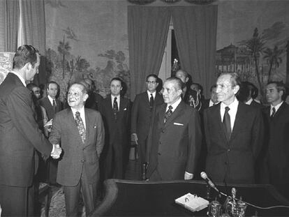 El embajador Horacio Rivero saluda, en 1973, al príncipe Juan Carlos.