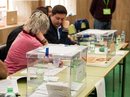 Mesa electoral en un colegio de Albacete el pasado domingo.