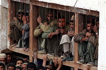 Combatientes talibanes y <i>muyahidin</i> extranjeros, hacinados en celdas de la superpoblada cárcel de Sibirgan, cerca de Mazar-i-Sharif.