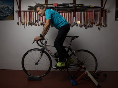 El octogenario  alpinista Carlos Soria posa en el garaje de su casa donde entrena en bici estática en Moralzarzal (Madrid).