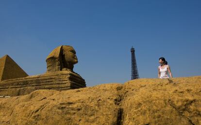 Réplicas de la Esfinge de Giza (Egipto) y de la Torre Eiffel de París en el parque temático Ventana al mundo, en Shenzhen (China).