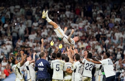 Kroos es manteado por sus compañeros del Real Madrid tras su último partido en el Bernabéu el 25 de mayo de 2024.