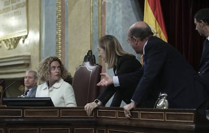 Meritxell Batet habla con Ana Pastor (PP) y con Ignacio Gil Lázaro (Vox), miembros de la mesa del Congreso, durante la sesión.